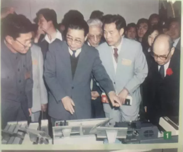 李鵬委員長參觀西安儀表廠產(chǎn)品 李鵬委員長參觀西安儀表廠產(chǎn)品
