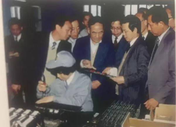 原機械工業(yè)部部長何光遠(yuǎn)參觀西儀集團(tuán)產(chǎn)品 原機械工業(yè)部部長何光遠(yuǎn)參觀西儀集團(tuán)產(chǎn)品