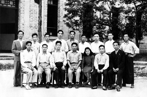 星旦在國立師范學(xué)院讀三年級時參加學(xué)生自治會主辦的員生供應(yīng)社 星旦在國立師范學(xué)院讀三年級時參加學(xué)生自治會主辦的員生供應(yīng)社