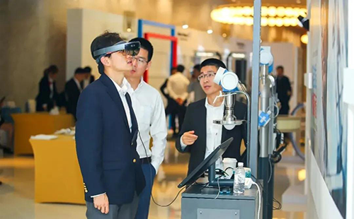 E+H用HoloLens對雷達(dá)物位計進(jìn)行指導(dǎo)和調(diào)試 E+H用HoloLens對雷達(dá)物位計進(jìn)行指導(dǎo)和調(diào)試