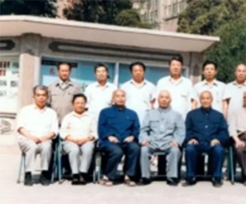 李慕愚與其他廠領(lǐng)導合影